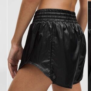 NWT New LULULEMON Hotty Hot High Rise 4” Shorts Matte Sheen Black 2